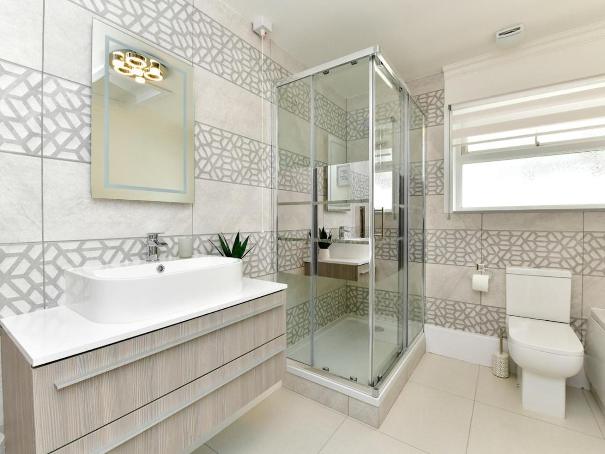 Pass The Keys Newly Refurbished Modern Bungalow - Pets Welcome Villa Swansea Dış mekan fotoğraf